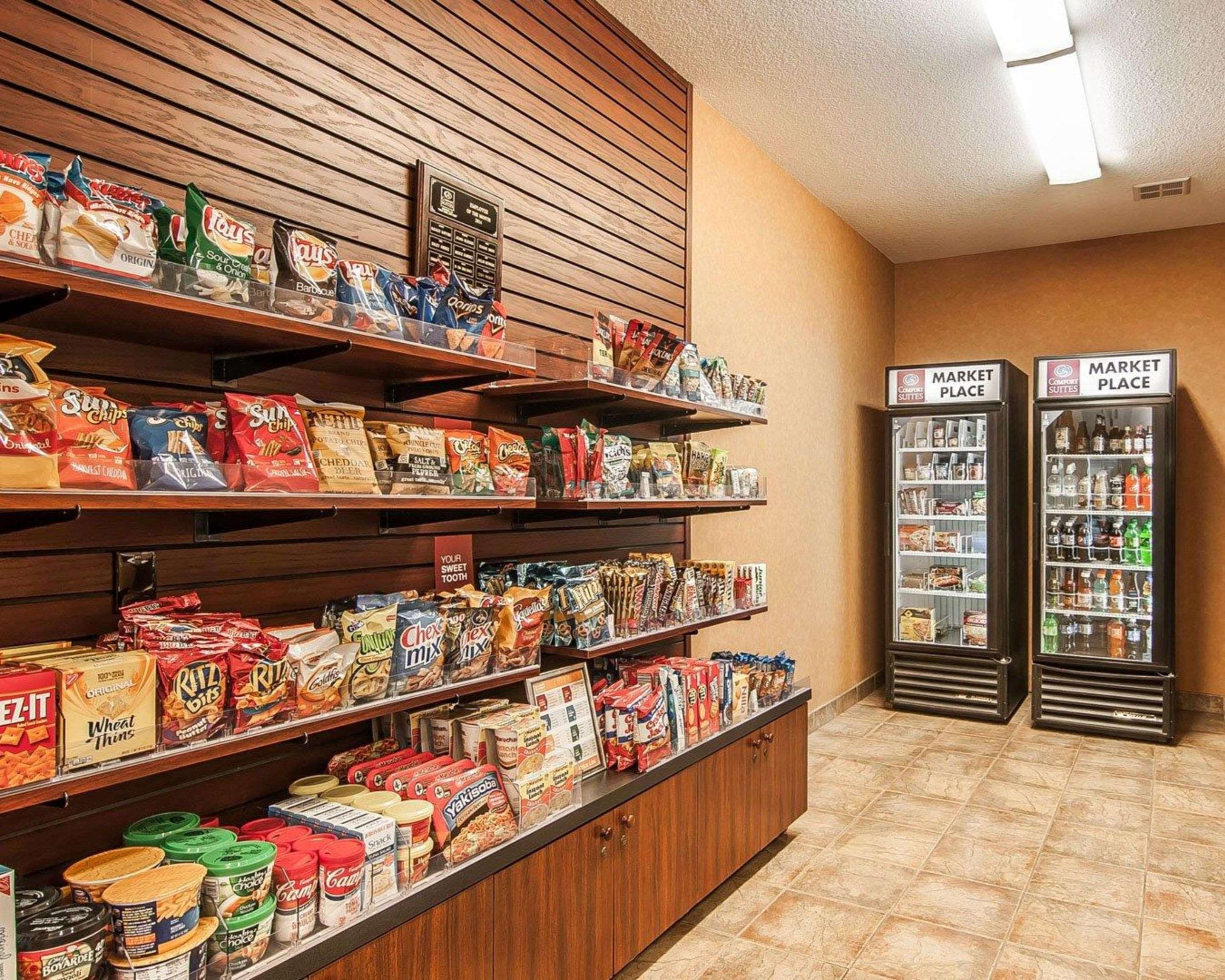雷德蒙机场康福特套房酒店 外观 照片